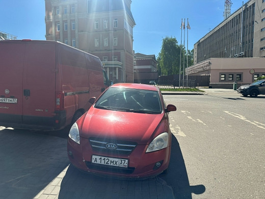 Ивановские автолюбители паркуются на зебре на Крутицкой